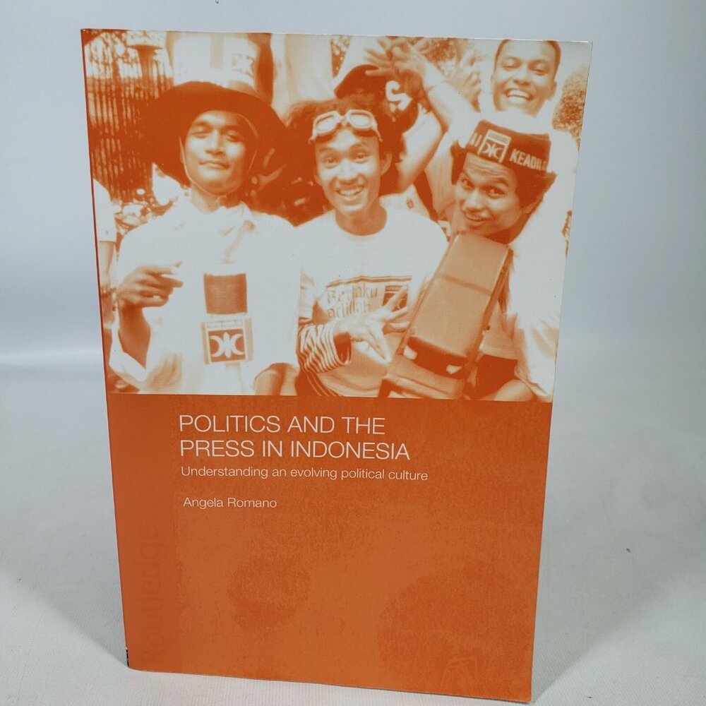 Politics and the Press in Indonesia by Angela Romano Paperback 2009